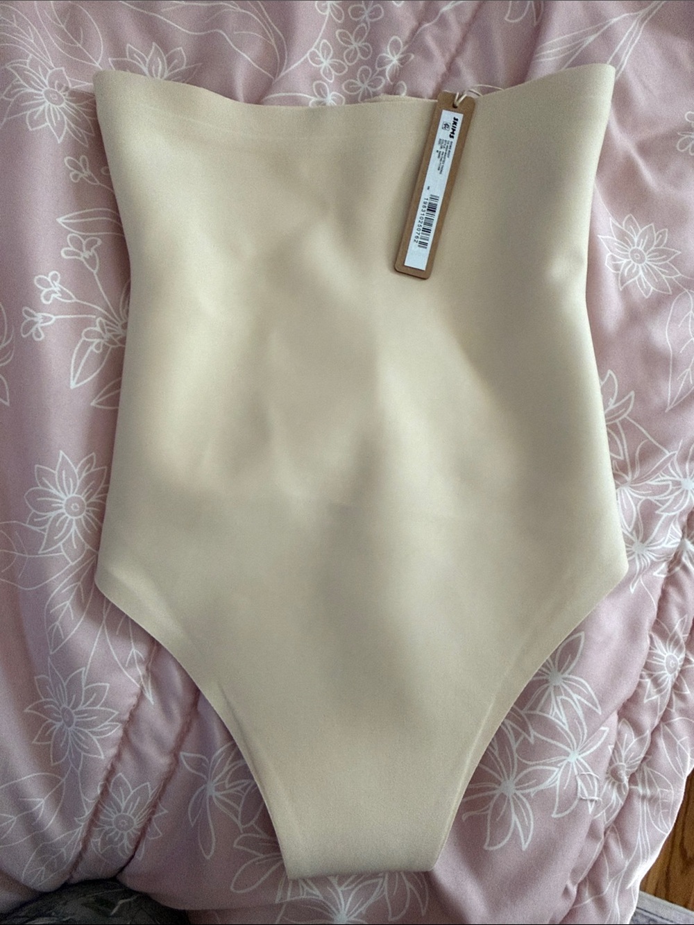 Skims high waisted thong shape wear size M new with tags
